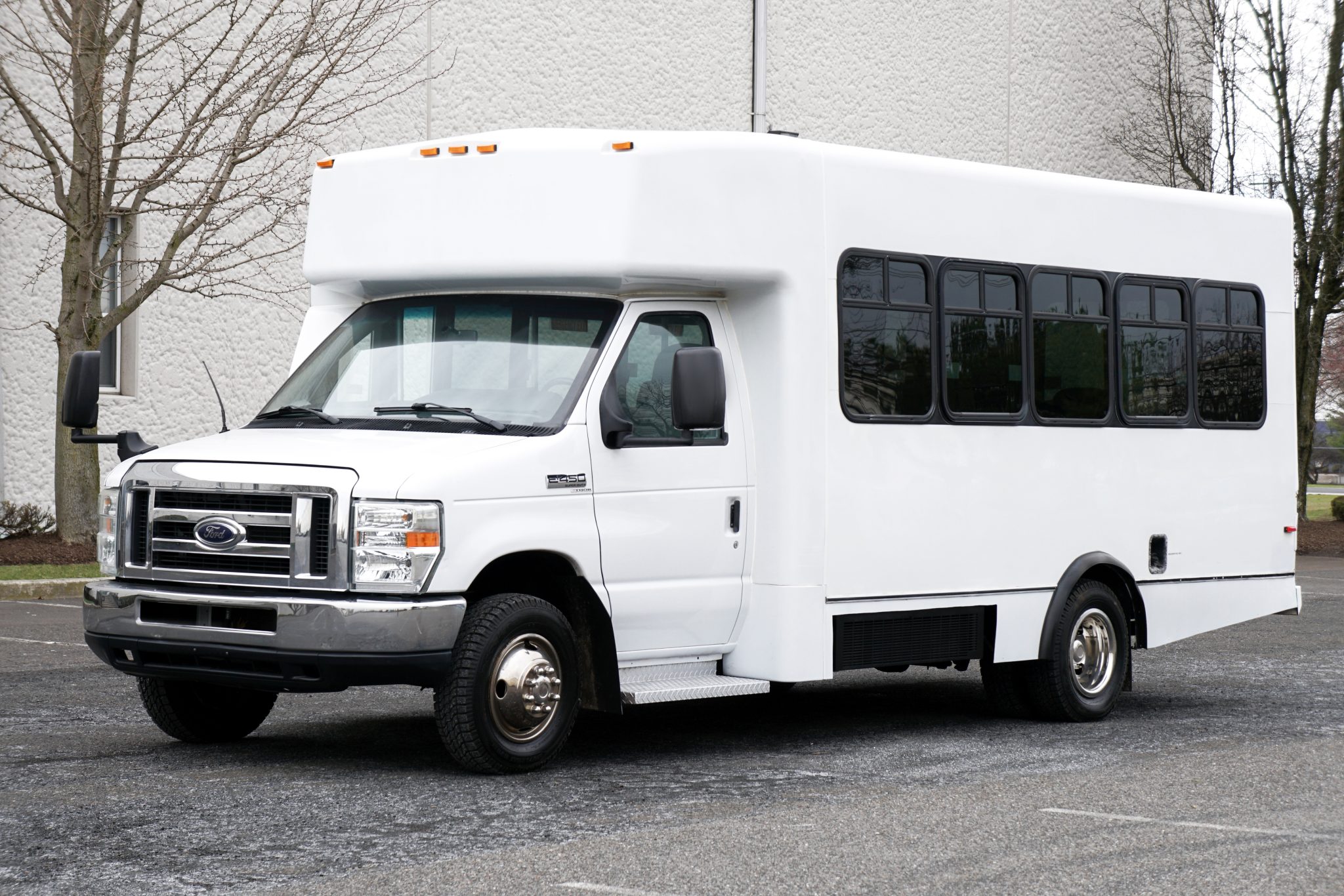 2012 Ford E-450 Super Duty 6.8L V10 Dually 15-Passenger Bus w/Wheelchair Lift