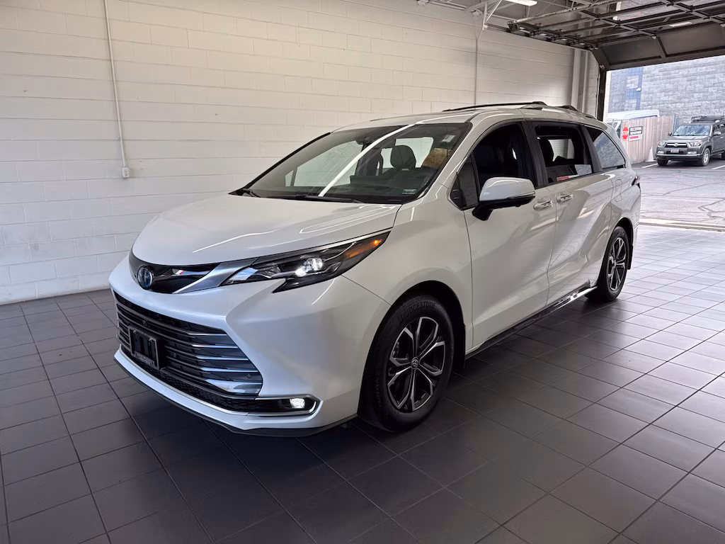 2025 Toyota Sienna Platinum 7-Passenger AWD Hybrid with Surround View Monitor