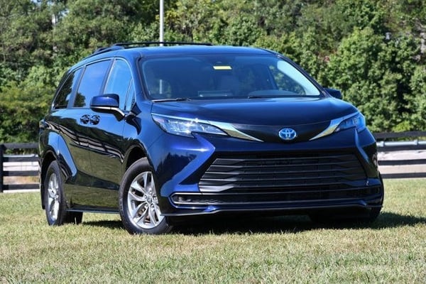 2025 Toyota Sienna LE 8-Passenger FWD Hybrid with Dual Power Sliding Doors