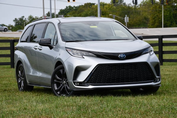 2025 Toyota Sienna XSE 7-Passenger FWD Hybrid with Power Moonroof
