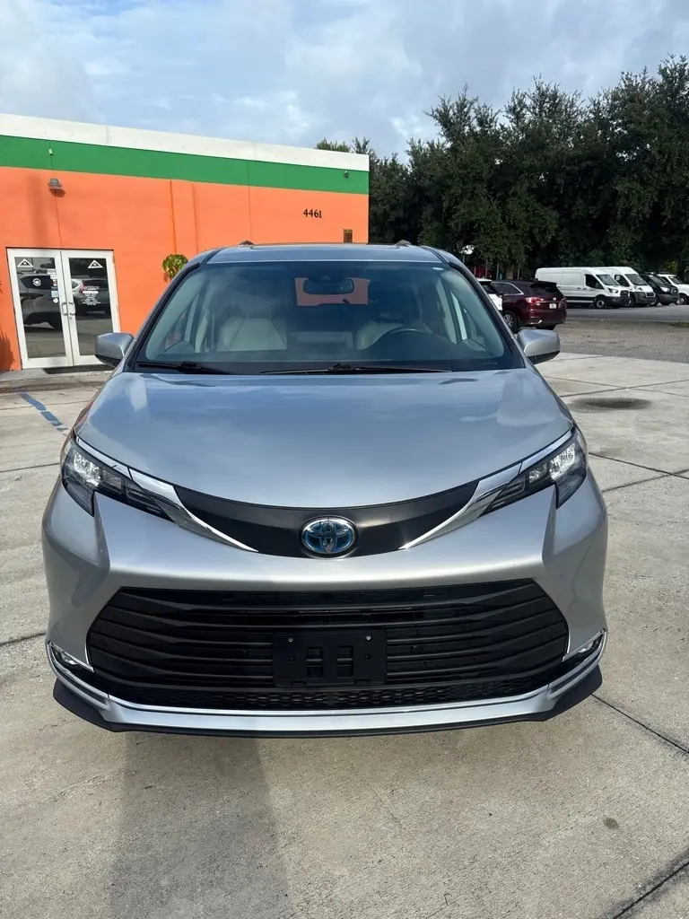 2024 Toyota Sienna XLE FWD 7-Passenger Van